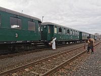 anjel nastupuje do vagóna, čert s vrecom dobieha