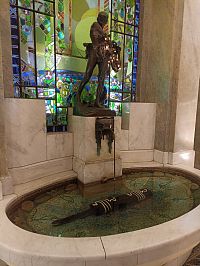 bazénik s Pepom III., socha chlapca a vitráž vytvárajú pekný kútik pod schodiskom