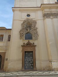 bočný vchod s reliéfom sv. Antonína z Padovy