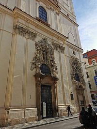 reliéfy sv. Jakuba Většího a sv. Františka z Assisi - výzdoba padovského rodáka Ottavia Mosta z rokov 1695 - 1701