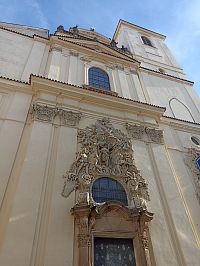 hlavný vchod s reliéfom sv. Jakuba Většího