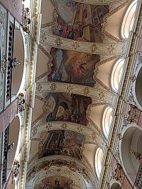 strop s freskami výjavu zo života Panny Márie