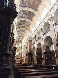 stredná loď chrámu