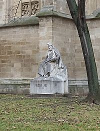 pamätník pri kostole