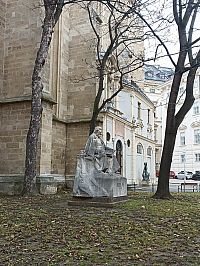 socha maliara pri kostole