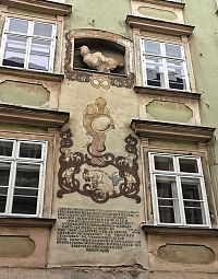 bazilišek vo výklenku, nástenná maľba a nápis