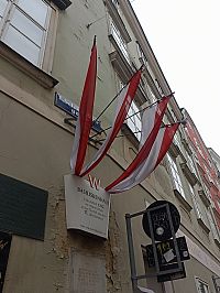 vlajky na budove a stručný popis budovy