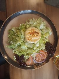 Hermelín so šalátom a brusnicami