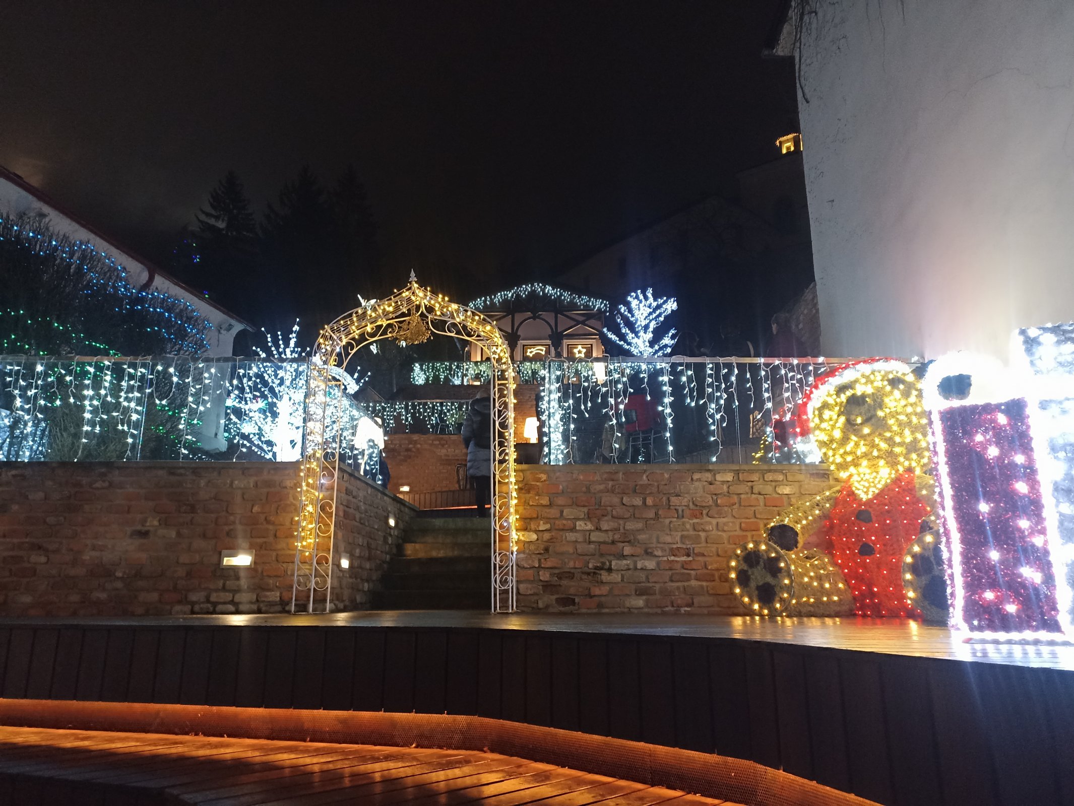 Trenčín - Mierové námestie - Vianočná zimná záhrada Atria cafe