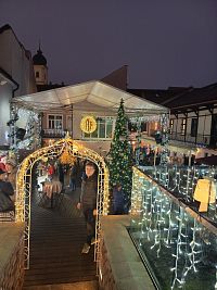 pohľad z terasy na rovný priestor s predajnými stánkami s občerstvením