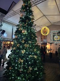 hlavný stromček je pekne vyzdobený