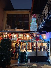 predajný pult s rôznymi nápojmi na zahriatie