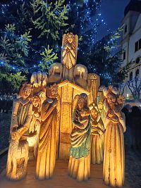 na záver pekný, povedala by som netradičný drevený betlém pod stromčekom na Mierovom námestí