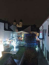 pohľad do vianočnej zimnej záhrady a veže kostola sv. Františka Xaverského