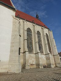 časť lode katedrály s vežičkou sankusník