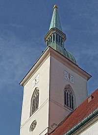 veža s pozlatenou poduškou a kráľovskou korunou