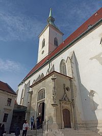 neskorobotická, tzv. južná predsieň bola k južnému portálu pristavaná okolo roku 1510 a 85 metrová veža