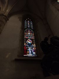 gotické okno s vitrážou