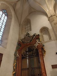 výzdoba nad dverami