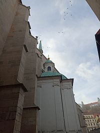 pohľad od katedrály na Bratislavský hrad s kaplnkou sv. Jána Almužníka