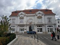 Trnava - Budova knižnice Juraja Fándlyho, pôvodne tu sídlila Slovenská hospodárska banka