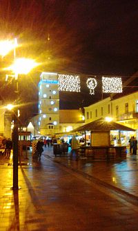 pešia zóna vyúsťuje na Trojičnom námestí s vežou