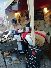 stánok s jedlom, predajcovia v dobovom oblečení na Námesti sv. Mikuláša