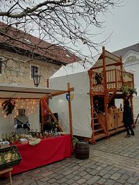 stánky pripomínajúce stredovek