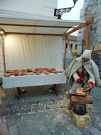 pani zhotovuje drevené výrobky