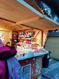 jeden z predajných stánkov