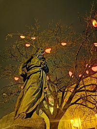 socha na Námestí sv. Mikuláša pri strome so srdiečkami