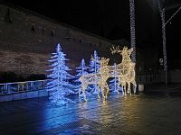 na mieste kde sa minulosť stretá s prítomnosťou ( miesto medzi City arénou a múrom, ktorý v minulosti chránil mesto )