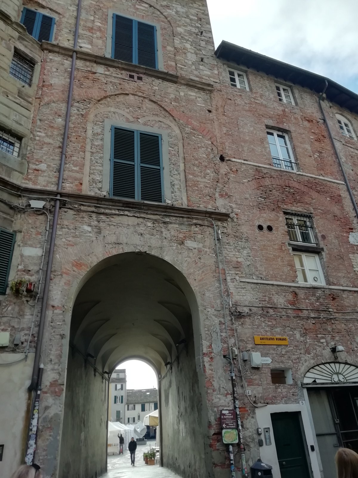 Taliansko - Toskánsko - Lucca - elipsovité námestie Piazza dell´Anfitearto