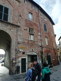 na žltej tabuľke nápis ANFITEATRO ROMANO