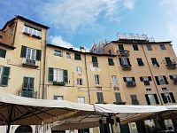 pohľad na budovy nad vstupnou bránou