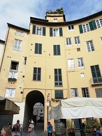 budovy rôznych šírok a výšok