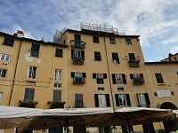 budovy kde bývajú obyvatelia Lucci, ale je možnosť sa v niektorých bytoch aj ubytovať počas návštevy mesta