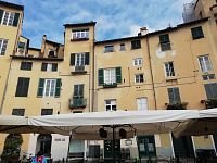 budovy "uložené" v tvare elipsy, v strede so stánkami a množstvom pizzerií, reštaurácií a kaviarni