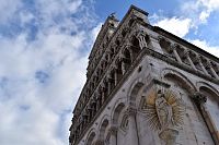 umiestnenie sochy na ľavej rohu priečelia