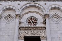 výzdoba nad vstupom do kostola