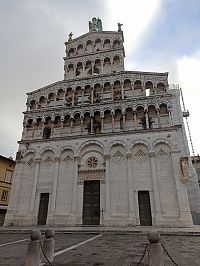 čelná časť kostola na vrchole so sochou Michaela anchanjela a dvoma trubiacimi anjelmi