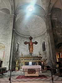 hlavný oltár s krížom s ukrižovaným Ježišom z rokov okolo 1500 alebo 1530