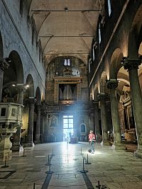 v kostole, pohľad na organ