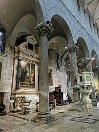 v kostole - kazateľnica a stĺporadie delí hlavnú loď kostola od bočných