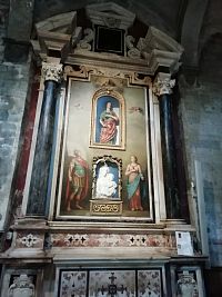 Madona s dieťaťom z glazúrovanej terakoty od Lucu della Robie (1400-1482)