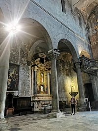 v dolnej časti je Madona s dieťaťom