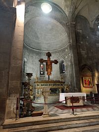 hlavný oltár s krížom a telesnými pozostatkami Davina Armena (cca 1000, 3. jún 1050)