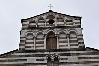 horná časť vstupného priečelia tvorená bielym a čiernym kameňom