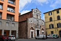 malý kostolík medzi obytnými budovami