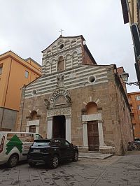 Kostol San Justo v Lucca, z 12. storočia, vyniká kostol jedinečnou fasádou s holým kameňom a bielymi a čiernymi pruhmi